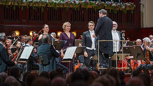 Dirigent Daniele Gatti, členové Staatskapelle Dresden a sólisté při provedení Verdiho Requiem na závěr Pražského jara 2026