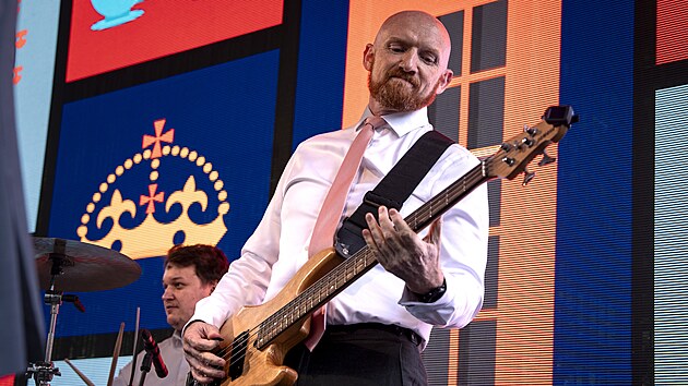 Britský velvyslanec Matt Field si během oslav krále Karla III. i zahrál. (9. června 2026)