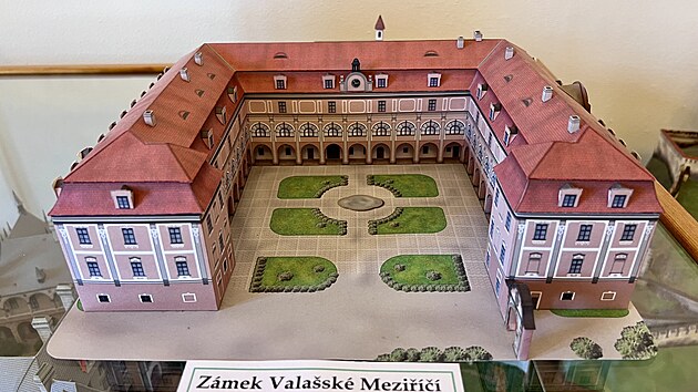 Majitel z&aacute;mku Pol&aacute;ky Milo&scaron; Demp&iacute;r ve voln&eacute;m čase lep&iacute; modely pam&aacute;tek.
