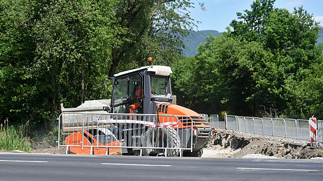 Na křížení silnic I/30 a III/25357 u Chlumce na Ústecku vznikne kruhový objezd. (květen 2026)