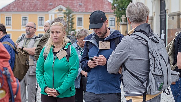 Studentsk&yacute; pochod, kter&yacute; připom&iacute;n&aacute; masakr německy mluv&iacute;c&iacute;ho obyvatelstva na přelomu května a června 1945. &Uacute;častn&iacute;ky čekal t&eacute;měř dvacetikilometrov&yacute; v&yacute;&scaron;lap z Postoloprt do Žatce. Nesli jm&eacute;na zabit&yacute;ch lid&iacute;. (3. června 2026)