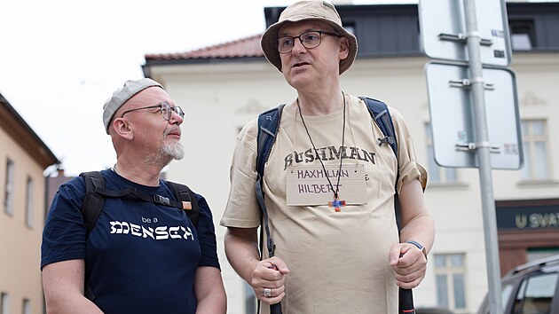 Pochodu se z&uacute;častnil tak&eacute; arcibiskup Stanislav Přibyl (vpravo). Na trasu vyrazil n&aacute;ležitě oblečen. (3. června 2026)