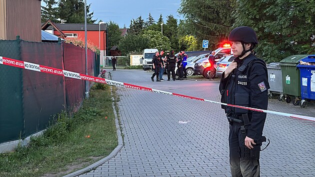 Kr&aacute;tce po půl dev&aacute;t&eacute; večer zasahovali policist&eacute; v Poleradech u konfliktu mezi řidičem taxislužby a jeho z&aacute;kazn&iacute;ky. Incident skončil střelbou, po n&iacute;ž jeden z mužů utrpěl v&aacute;žn&eacute; zraněn&iacute;.