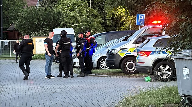 Kr&aacute;tce po půl dev&aacute;t&eacute; večer zasahovali policist&eacute; v Poleradech u konfliktu mezi řidičem taxislužby a jeho z&aacute;kazn&iacute;ky. Incident skončil střelbou, po n&iacute;ž jeden z mužů utrpěl v&aacute;žn&eacute; zraněn&iacute;.