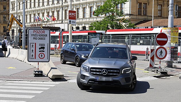 Kvůli opravě relativně frekventované silnice musí jet auta a autobusy u brněnského autobusového nádraží Grand po chodníku. Pěší pak mají vytvořený zúžený koridor. (8. června 2026)