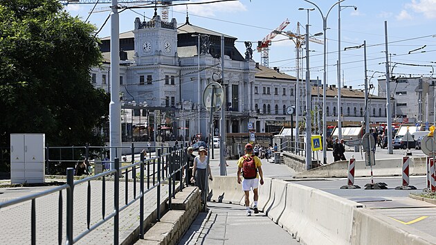 Kvůli opravě relativně frekventované silnice musí jet auta a autobusy u brněnského autobusového nádraží Grand po chodníku. Pěší pak mají vytvořený zúžený koridor. (8. června 2026)