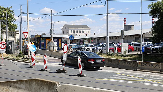 Kvůli opravě relativně frekventované silnice musí jet auta a autobusy u brněnského autobusového nádraží Grand po chodníku. Pěší pak mají vytvořený zúžený koridor. (8. června 2026)