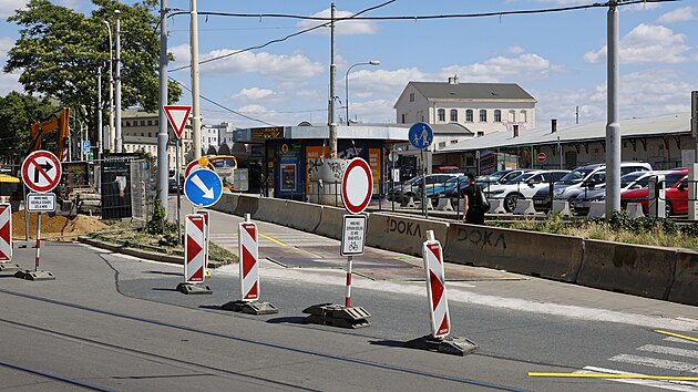 Kvůli opravě relativně frekventované silnice musí jet auta a autobusy u brněnského autobusového nádraží Grand po chodníku. Pěší pak mají vytvořený zúžený koridor. (8. června 2026)