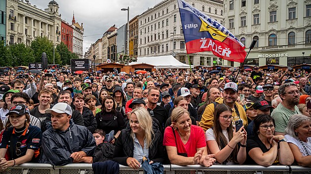 Fanzóna na náměstí Svobody přilákala při ročníku 2025 stovky lidí. Zejména na show s jezdci královské kubatury MotoGP.