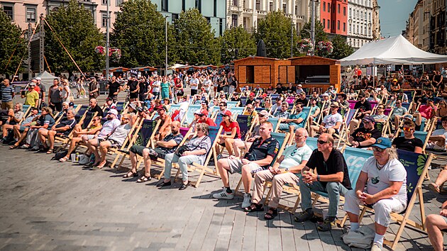 Fanz&oacute;na na n&aacute;měst&iacute; Svobody přil&aacute;kala při ročn&iacute;ku 2025 stovky lid&iacute;. Zejm&eacute;na na show s jezdci kr&aacute;lovsk&eacute; kubatury MotoGP.