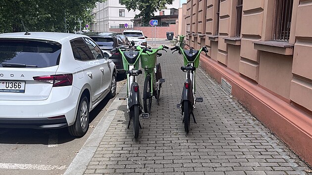 Sd&iacute;len&aacute; elektrokola Lime blokuj&iacute; chodn&iacute;k v Karl&iacute;ně. Parkovat přitom maj&iacute; jen na vyznačen&yacute;ch m&iacute;stech. Provozovatel se h&aacute;j&iacute;, že je pro cyklisty těžk&eacute; poznat spr&aacute;vn&eacute; parkovi&scaron;tě.