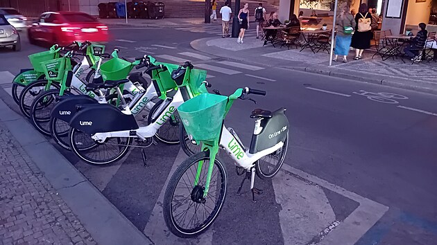 Sd&iacute;len&aacute; kola st&aacute;le parkuj&iacute;, kde nemaj&iacute;. Stoj&iacute; na rovnoběžn&yacute;ch čar&aacute;ch a blokuj&iacute; chodn&iacute;ky.
