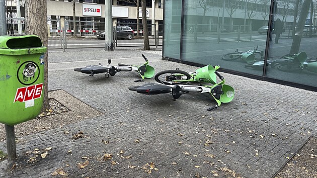 Sd&iacute;len&aacute; kola st&aacute;le parkuj&iacute;, kde nemaj&iacute;. Stoj&iacute; na rovnoběžn&yacute;ch čar&aacute;ch a blokuj&iacute; chodn&iacute;ky.