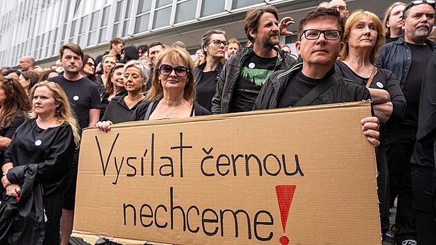 Protest iniciativy Veřejnoprávně s podporou odborů proti postupu vládní koalice ohledně změn ve financování médií veřejné služby a plánovanému zrušení poplatků. Zaměstnanci veřejnoprávních médií do práce přicházejí v černém oblečení. (3. června 2026)