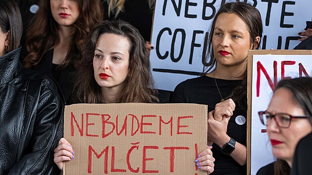 Protest iniciativy Veřejnoprávně s podporou odborů proti postupu vládní koalice ohledně změn ve financování médií veřejné služby a plánovanému zrušení poplatků. Zaměstnanci veřejnoprávních médií do práce přicházejí v černém oblečení. (3. června 2026)