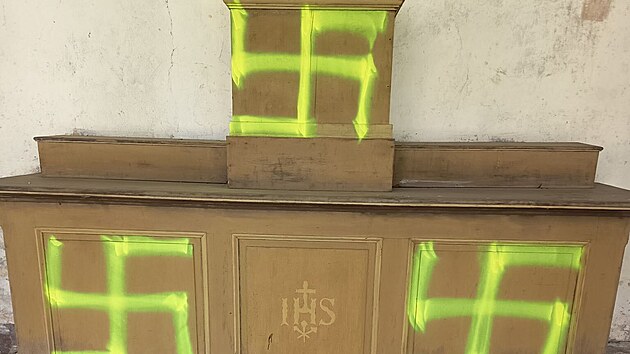 Vandal nasprejoval hákové kříže na poutní místo v Horní Polici. (26. května 2026)