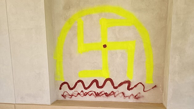Vandal nasprejoval hákové kříže na poutní místo v Horní Polici. (26. května 2026)