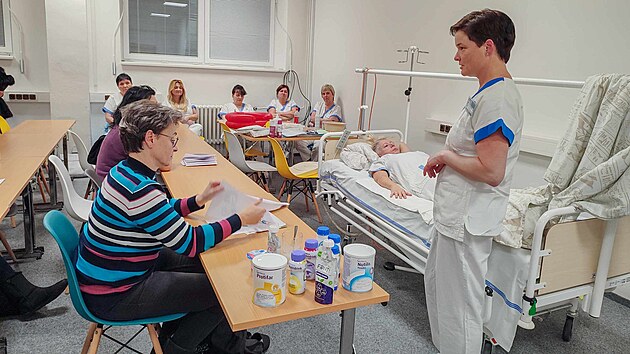 Zdravotn&iacute; sestry z Baťovy nemocnice ve Zl&iacute;ně poř&aacute;daj&iacute; semin&aacute;ře pro z&aacute;jemce, kteř&iacute; se doma staraj&iacute; o dlouhodobě nemocn&eacute; př&iacute;buzn&eacute;. (květen 2026)