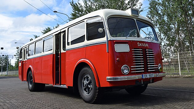 Dopravn&iacute; podnik Ostrava představil dva renovovan&eacute; historick&eacute; skvosty: autobus &Scaron;koda 706 RO obnoven&yacute; do podoby zhruba z roku 1962 a tramvaj Tatra T3 do stavu z roku 1970. (4, června 2026)