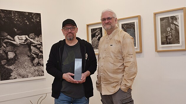 Fotografové a kurátoři Martin Popelář (vpravo) a Roman Polášek ve své Galerii Fiducia v Mlýnské ulici v centru Ostravy (28. dubna 2026)