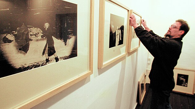 Roman Polášek instaluje výstavu v Galerii Fiducia v roce 2005.