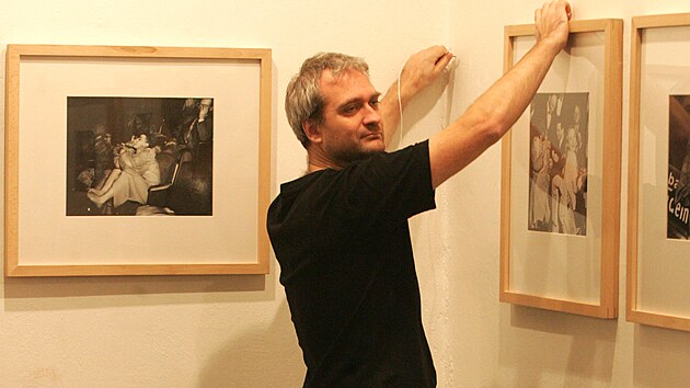 Martin Popelář instaluje výstavu v Galerii Fiducia v roce 2005.
