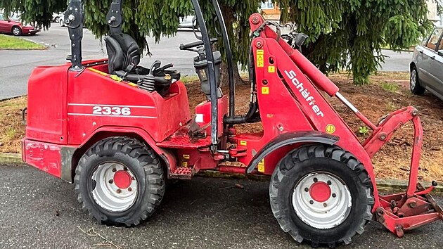 V zemědělském areálu v obci Hněvkovice trojice mužů ukradla hydraulický nakladač, který kriminalisté objevili ve sběrném dvoře.