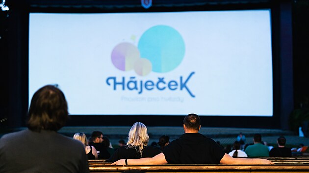 Letn&iacute; kino H&aacute;ječek stoj&iacute; u soutoku Vltavy a Mal&scaron;e u historick&eacute;ho centra Česk&yacute;ch Budějovic.