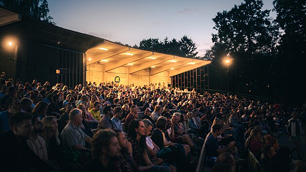 Letn&iacute; kino H&aacute;ječek stoj&iacute; u soutoku Vltavy a Mal&scaron;e u historick&eacute;ho centra Česk&yacute;ch Budějovic.