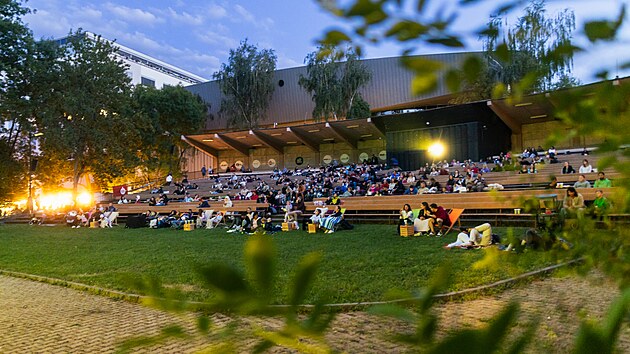Letn&iacute; kino H&aacute;ječek stoj&iacute; u soutoku Vltavy a Mal&scaron;e u historick&eacute;ho centra Česk&yacute;ch Budějovic.