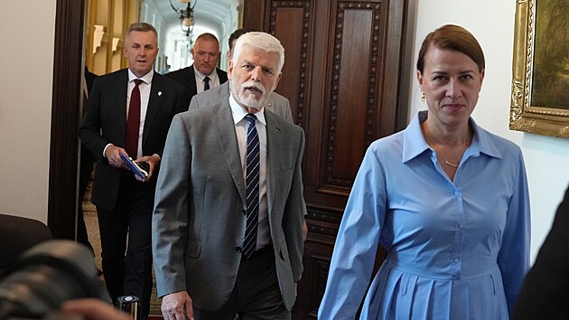 Prezident Petr Pavel přichází na jednání vlády, před ním vedoucí Úřadu vlády Tünde Bartha, za prezidente kancléř Milan Vašina.