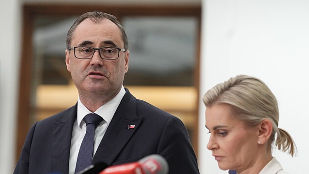 Ministr pro sport, prevenci a zdraví Boris Šťastný a šéfka poslanců ANO Taťána Malá při představení návrhu změny trestního zákoníku. (2. června 2026)