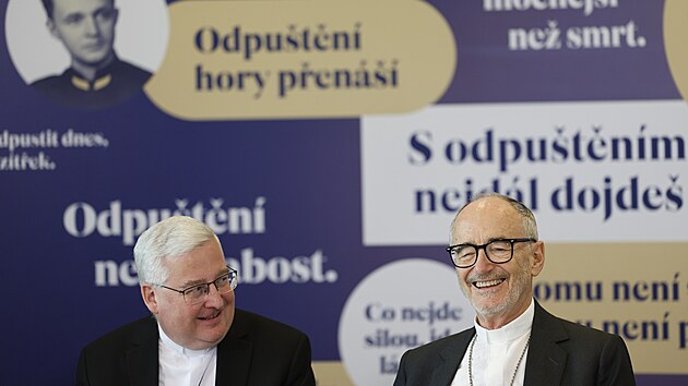 Sobotn&iacute; m&scaron;i v Brně při blahořečen&iacute; kněž&iacute; Jana Buly a V&aacute;clava Drboly povede kanadsk&yacute; kardin&aacute;l s česk&yacute;m původem Michael Czerny (vpravo). Vedle něj brněnsk&yacute; biskup Pavel Konzbul. (5. června 2026)