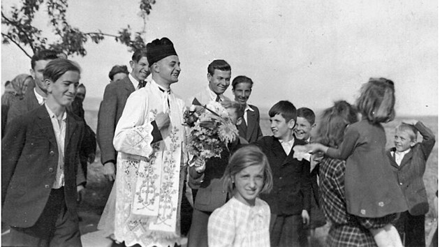 Jan Bula (na sn&iacute;mku v kněžsk&eacute;m ch&oacute;rov&eacute;m oděvu) se stejně jako V&aacute;clav Drbola tě&scaron;il velk&eacute; oblibě u věř&iacute;c&iacute;ch. I proto byli zřejmě komunistům trnem v oku.