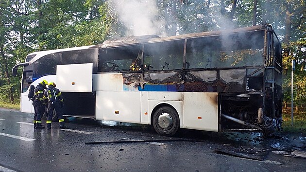 Pož&aacute;r autobusu na silnici mezi B&yacute;&scaron;t&iacute; a Hradcem Kr&aacute;lov&eacute;. (8. června 2026)