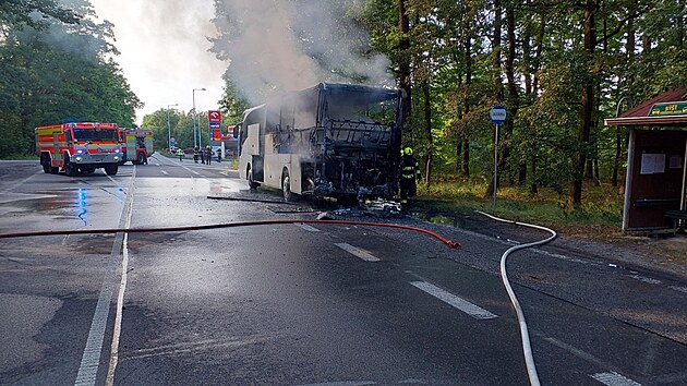 Pož&aacute;r autobusu na silnici mezi B&yacute;&scaron;t&iacute; a Hradcem Kr&aacute;lov&eacute;. (8. června 2026)