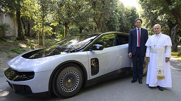 Ferrari Luce se tak sice stalo obrovským hitem, ale místo technologické revoluce slouží spíše jako celosvětový terč pro kreativní marketingové rýpance.
