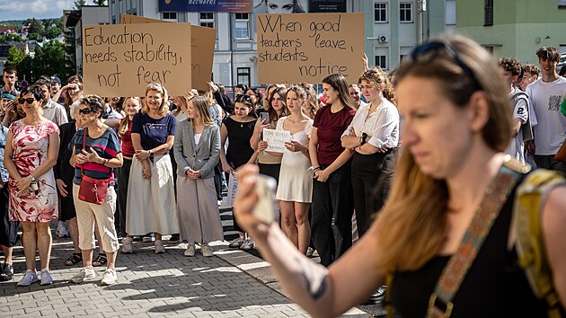 Studenti jabloneckého Gymnázia U Balvanu se rozloučili s učitelem angličtiny. Zároveň protestovali proti vedení školy. (2. června 2026)