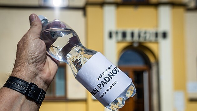 „Nenechme Balvan padnout!!“ Studenti jabloneckého Gymnázia U Balvanu se rozloučili s učitelem angličtiny. Zároveň protestovali proti vedení školy. (2. června 2026)