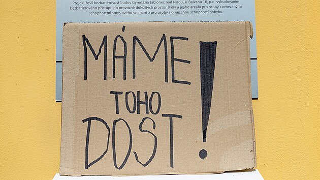 Dav přišel i s transparenty. „Máme toho dost!“ nebo „Vzdělání potřebuje stabilitu, ne strach“ vzkázali studenti vedení školy. (2. června 2026)