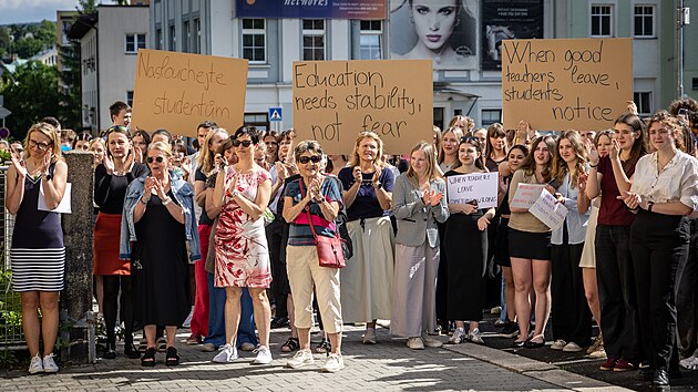 Dav přišel i s transparenty. „Máme toho dost!“ nebo „Vzdělání potřebuje stabilitu, ne strach“ vzkázali studenti vedení školy. (2. června 2026)
