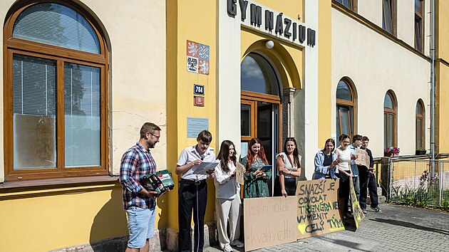 Studenti jabloneckého Gymnázia U Balvanu se rozloučili s učitelem angličtiny. Zároveň protestovali proti vedení školy. (2. června 2026)