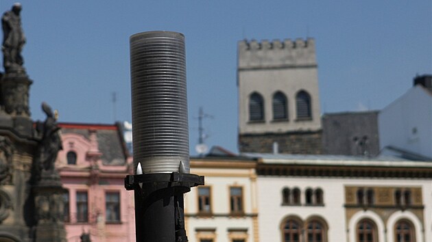 Lampy Thorn přezdívané „sirky“ osvětlovaly olomoucké Horní náměstí do poloviny září 2014, kdy je nechala radnice vyměnit. A jak se nyní ukázalo i sešrotovat.