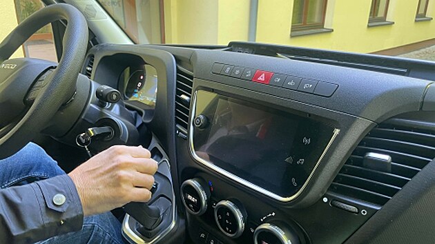 Z bezmála 20 let starého, naftou poháněného rozvážkové auta přešli v novoměstské nemocnici na zánovní elektrický vůz (na snímku). Nákladní automobil za téměř 2,5 milionu nyní transportuje po areálu jídlo pro pacienty či materiál ze skladů, pro což je elektromobil vhodnější než diesel.
