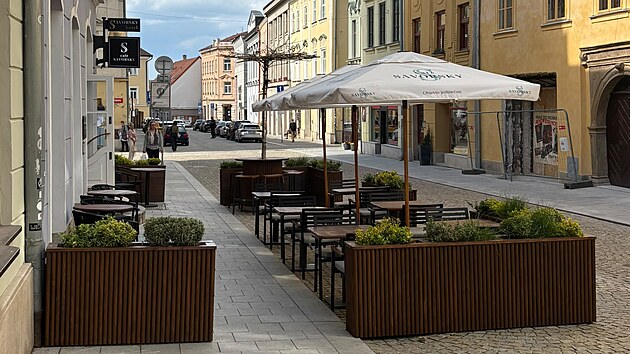Představen&iacute; nov&yacute;ch dezertů pl&aacute;nuje Caf&eacute; Savorsky při show na p&oacute;diu před sv&yacute;m podnikem. Zavře kvůli tomu celou ulici.
