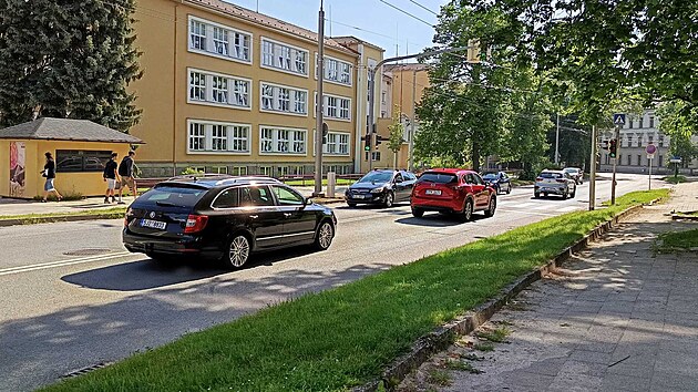 Rekonstrukce průtahu městem by měla zač&iacute;t na jeho z&aacute;padn&iacute;m okraji. Jako prvn&iacute; přijde na řadu Žižkova ulice (na sn&iacute;mku), kter&aacute; patř&iacute; k nejvyt&iacute;ženěj&scaron;&iacute;m ulic&iacute;m Jihlavy. (2. června 2026)