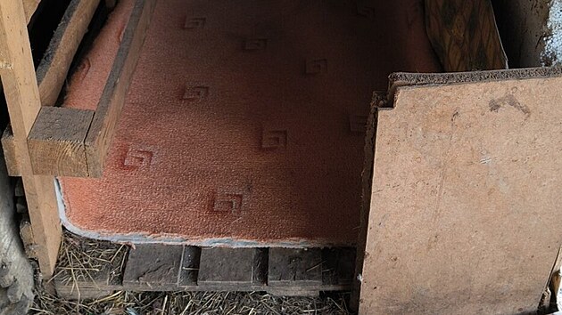Bouda pro dospěl&eacute;ho psa nebyla dostatečně velk&aacute;. Nevhodn&yacute; byl i materi&aacute;l, z něhož ji chovatelka vyrobila.