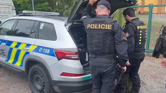 V souvislosti s n&aacute;lezem č&aacute;sti lidsk&eacute;ho těla rozjeli policist&eacute; v Kyn&scaron;perku nad Ohř&iacute; rozs&aacute;hlou p&aacute;trac&iacute; akci.