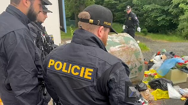 V souvislosti s n&aacute;lezem č&aacute;sti lidsk&eacute;ho těla rozjeli policist&eacute; v Kyn&scaron;perku nad Ohř&iacute; rozs&aacute;hlou p&aacute;trac&iacute; akci.