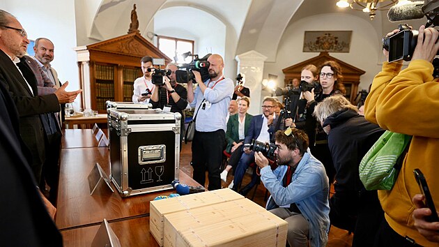 Prezentace tekut&eacute;ho pokladu. Lahve v&iacute;na objeven&eacute; před čtyřiceti lety se dočkaly p&eacute;če ve francouzsk&eacute;m vinařstv&iacute; Ch&acirc;teau d&rsquo;Yquem.